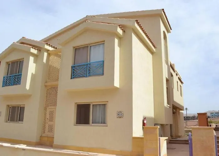 Magnificent 5-bedrooms With Rooftop & Pool Access - No Mixed Egyptian Groups Ain Suchna